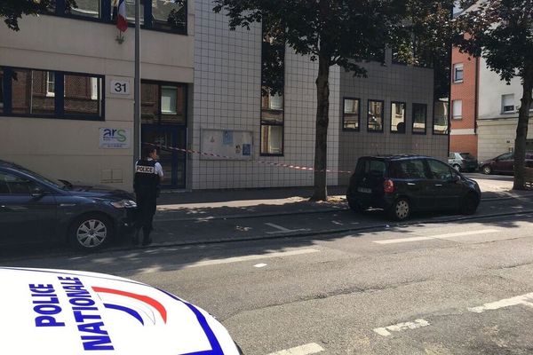 La police devant l'agence régionale de santé à Rouen