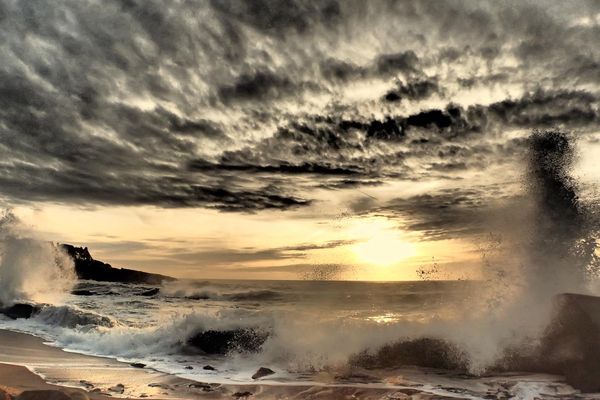 Quand les vagues viennent se briser sur le "Mur de l'Atlantique" au Courégant