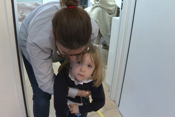 Clémence, atteinte d'une maladie reçoit les soins d'une psychomotricienne pour apprendre à se tenir debout et marcher.