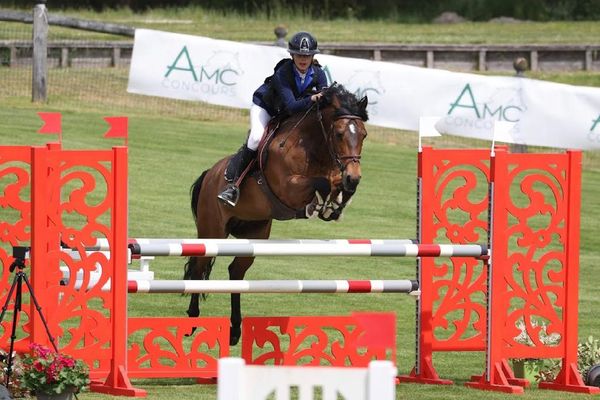 A 13 ans, Jeanne concourt dans la catégorie obstacles 1m10.