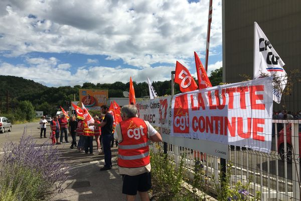 Débrayage des salariés devant les locaux de la Maec