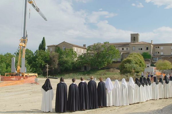 Afin d'augmenter leurs ressources, des sœurs cisterciennes de l'abbaye de Sainte-Marie de Boulaur dans le Gers, se lancent dans la construction d'une grange moderne et écologique.