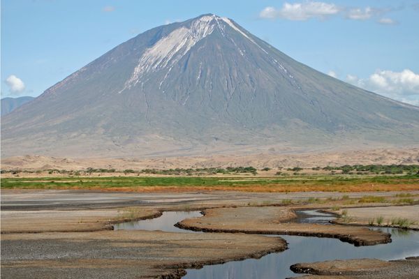 Le Oldoinyo Lengai (Tanzanie) avec ses coulées de carbonatites, en blanc sur le sommet. Un volcan sur lequel l'équipe de Fabrice Gaillard à travaillé.