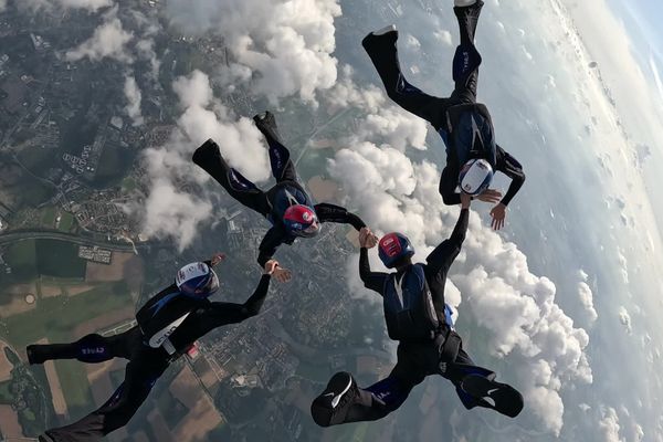 L'équipe de France de vol relatif en entraînement dans le ciel de Lille (Nord).