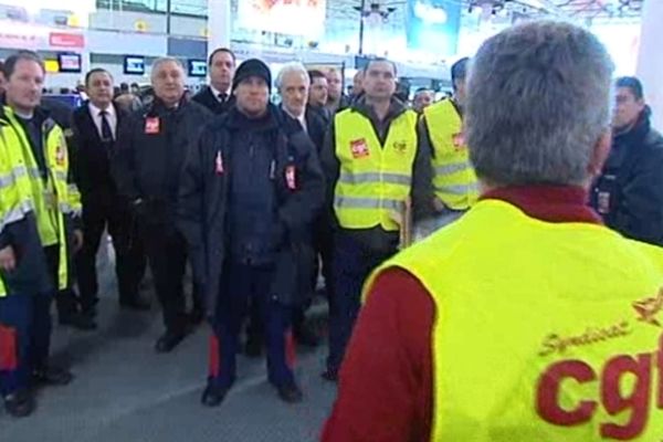 Les grévistes en assemblée générale à l'aéroport Marseille-Provence