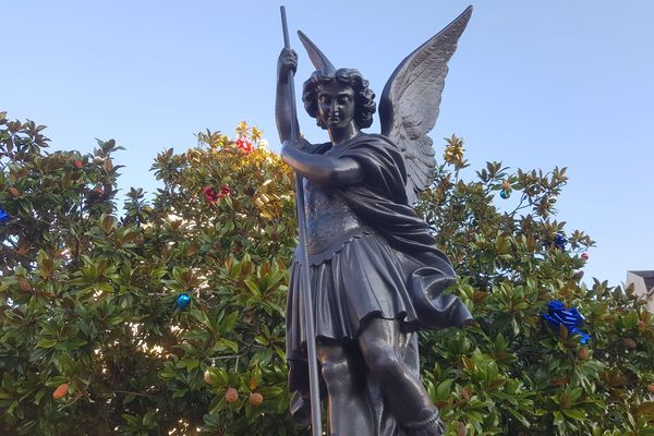 La statue de Saint-Michel aux Sables d'Olonne, devrait être enlevée selon une décision du tribunal administratif de Nantes, confirmée en appel.