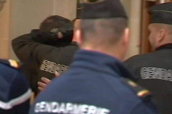 L'ancien policier perpignanais Jonathan Guyot, 36 ans, escorté par les gendarmes, vient d'être condamné ce vendredi à 10 ans de prison - 17 mars 2017.