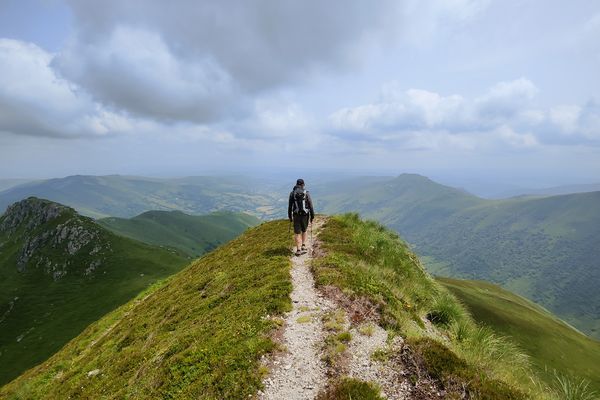 Dans le Cantal, un spectacle à couper le souffle vous attend, au Peyre Arse.