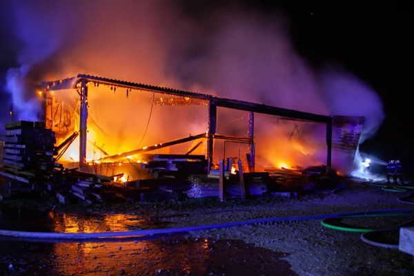 L'un des bâtiments de la scierie située à Vendeuil-Caply dans l'Oise a été ravagé par les flammes.