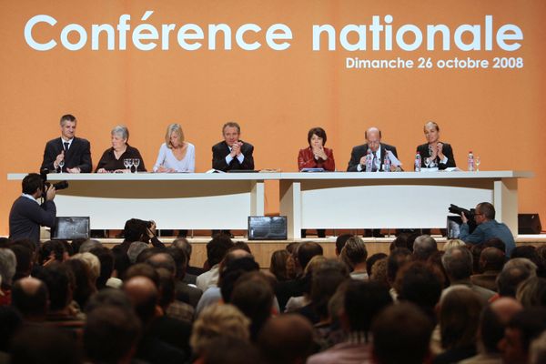 Anne Laperrouze (à droite de l'image) au Modem en 2008.