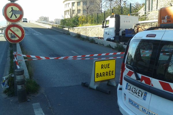 Les services de police bloquent l'accès à la passerelle