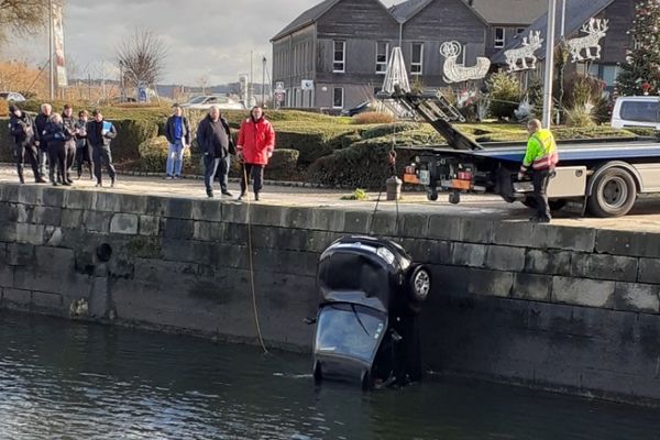 Ce lundi matin, à Honfleur, une voiture a plongé dans le port, près du quai du Tostain.