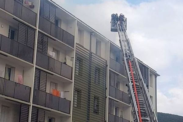 La Grand-Combe (Gard) - un immeuble en feu, une dizaine de personnes évacuée - 15 avril 2020.