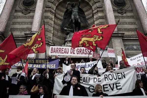 Les avocats ont quitté la Côte d'Azur pour aller manifester à Paris.