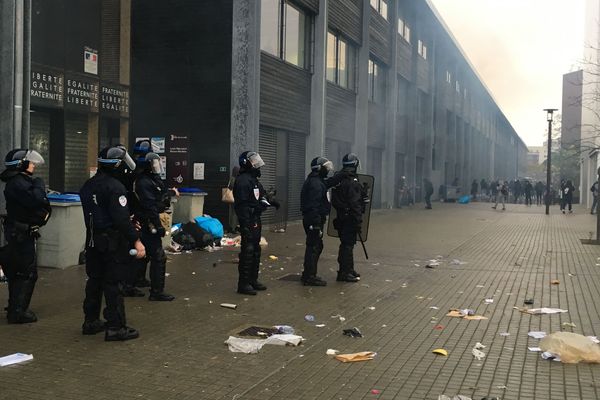 Les policiers devant le lycée Nelson Mandela à Nantes le 7 décembre 2018 