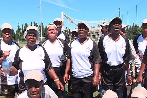 Les "gogos", grand-mère en Xhosa, un dialecte d'Afrique du Sud, ont chanté pour leurs homologues françaises lors de l'entraînement à Labastide dans le Gard - 17/06/2019