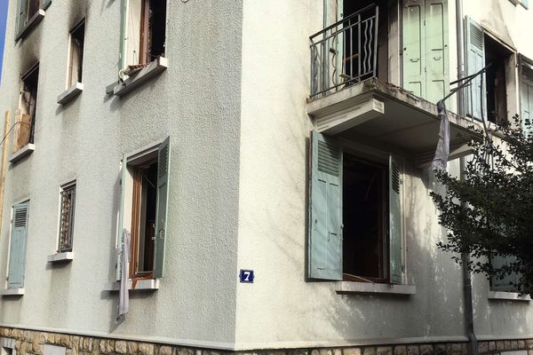 Le souffle de l'explosion a violemment soufflé les vitres