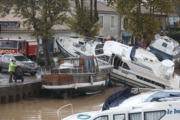 De nombreux bateaux et péniches ont été endommagés ou coulés par la brusque montée des eaux et ils bloquent la navigation.