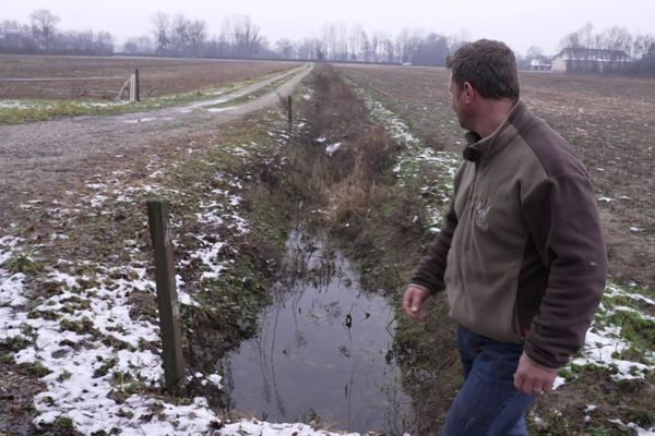 Sébastien Bonnaviat, agriculteur, devant les fossés censés améliorer la décrue de la plaine du Bouchage, en Isère.