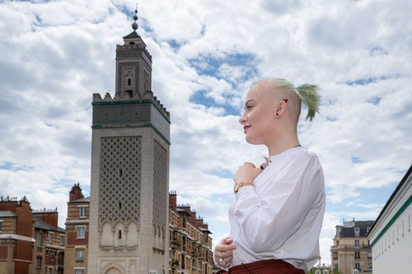 Mila, devant la Grande mosquée de Paris jeudi 8 juillet.