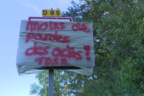 Les jeunes agriculteurs et la FDSEA Aveyron ont commencé leur action ce mercredi 16 octobre au matin à Rodez (Aveyron) en bâchant les panneaux du centre-ville.