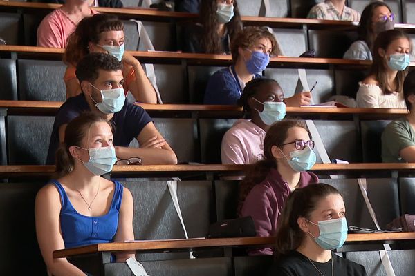 Dans les amphithéâtres, des étudiants masqués et une jauge qui a été réduite de 50 %