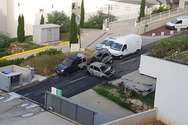 Trois voitures brûlées dans la nuit du 24 au 25 juin dans les quartiers Sud de Bastia...
La voiture qui a brûlé en premier, avant que l'incendie se répande, est celle qui est positionnée de manière étonnante sur la chaussée...