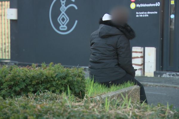 Ahoua*, "16 ans", n'a pas été reconnue mineure par le département et se retrouve à la rue