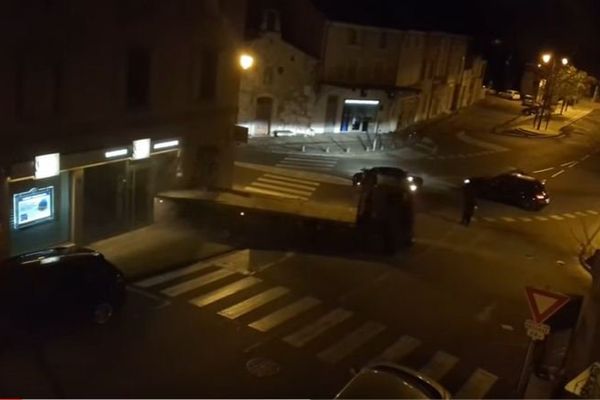 Un riverain a filmé de sa fenêtre l'attaque au camion-bélier à Pernes-les-Fontaines.