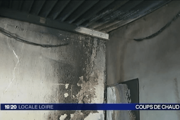 Des traces de l'incendie qui a été volontairement allumé tout contre l'école.