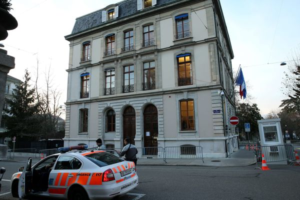 Archives. Deux grandes croix gammées ont été taguées en rouge sur la façade du consulat.