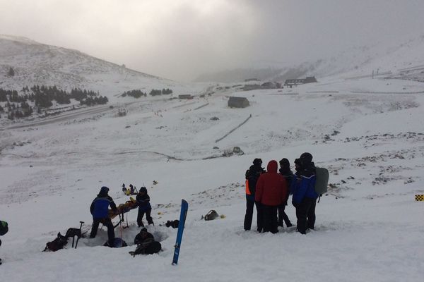 Bien réels, les dangers de la moyenne montagne sont pris très au sérieux par les gendarmes spécialisés du peloton de gendarmerie de Murat, dans le Cantal, qui s’entraînent régulièrement.