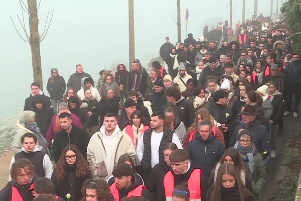 Des élèves et amis de la famille formaient un cortège important lors de la marche blanche