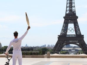 Le Français Matthias Dandois, champion du monde de BMX et porteur de la flamme olympique, faisant face à la tour Eiffel au Trocadéro, ce lundi 15 juillet.