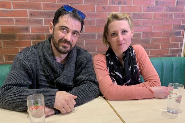 Ambre et Franck lors de leur premier témoignage après avoir été accusés de vols au Fouquet's.