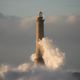 Le phare de Goury face à une mer démontée ce lundi 27 janvier 2025.