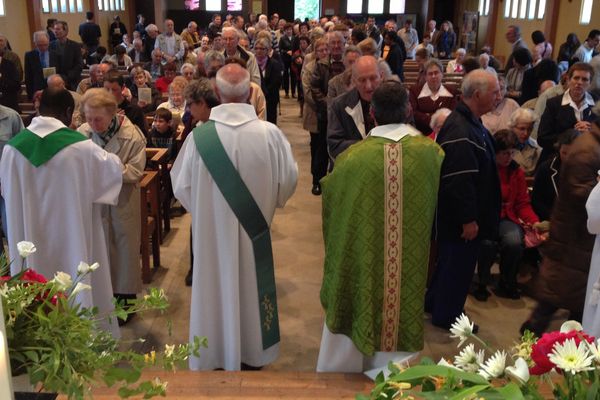 L’adieu des paroissiens à l’église St Eloi de Vierzon. 