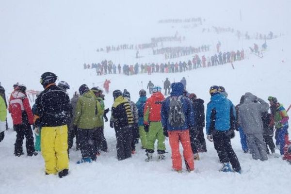 Photo prise peu après l'avalanche à l'heure où tous les secours s'activaient autour de la coulée pour retrouver les survivants.