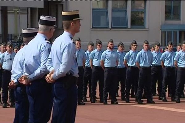 Cérémonie d'intronisation - Gendarmerie d'Orléans - 22 juillet 2016
Soixante-quatre recrues ont suivi la formation pour être réservistes à Orléans. Leur formation a duré 17 jours durant lesquels ils ont été "militarisés".  Ces jeunes réservistes, qui sont opérationnels immédiatement, ont décidé de s'engager juste après les attentats de Paris. 