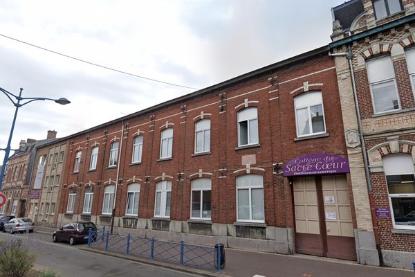 Le collège du Sacré Coeur à Halluin, accueillant 400 élèves, est fermé pour au moins huit jours suite à la détection du variant britannique chez une élève.