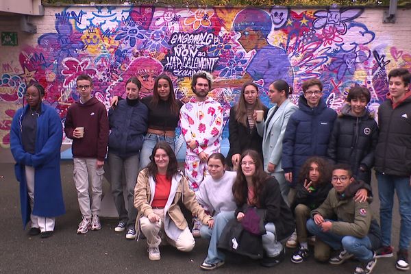 Bruno Graffer entouré des élèves ambassadeurs du collège Saint-Exupéry de Roubaix (Nord).