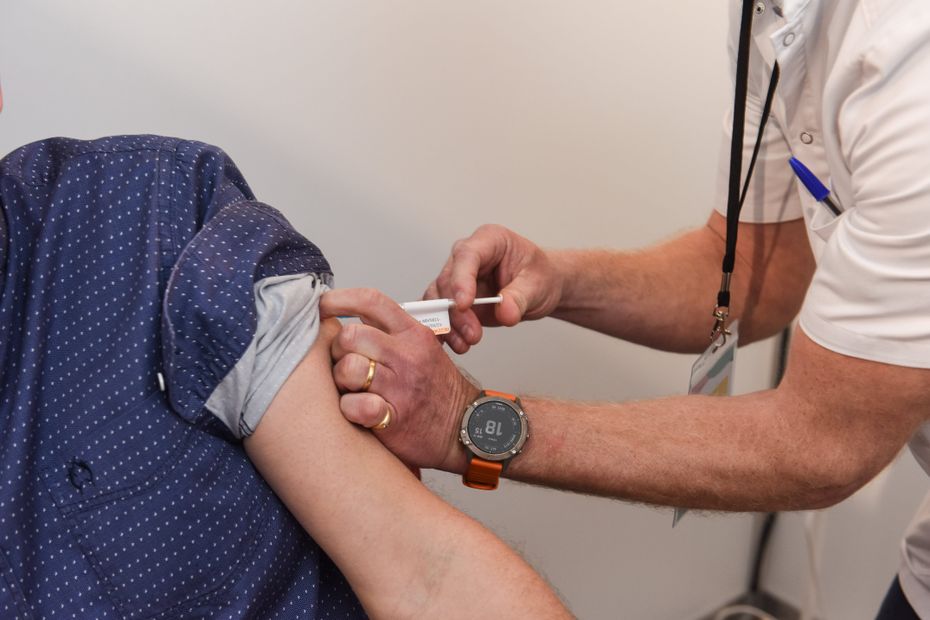 Health Insurance contacts older people to encourage them to get vaccinated