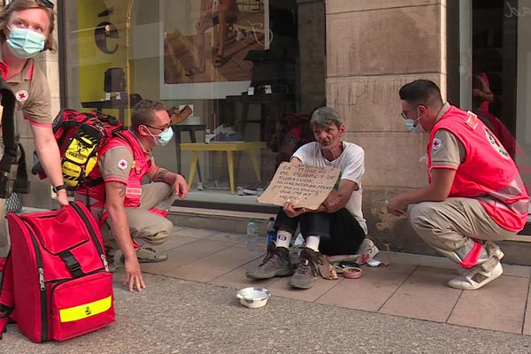 Les bénévoles de la Croix-Rouge vont à la rencontre des plus démunis