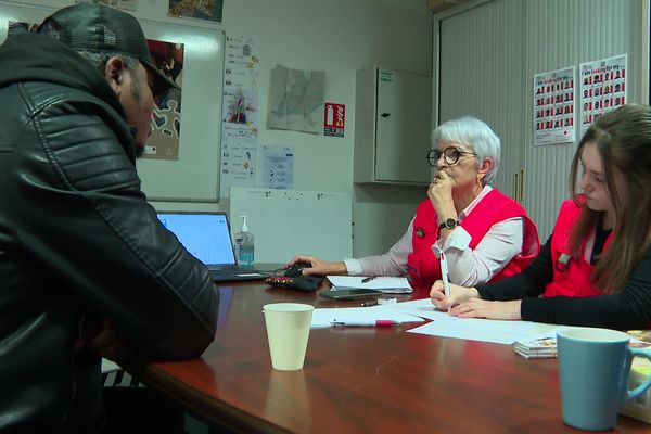 Parmi les missions de la Croix-Rouge, réunir les familles séparées par la guerre et la violence.