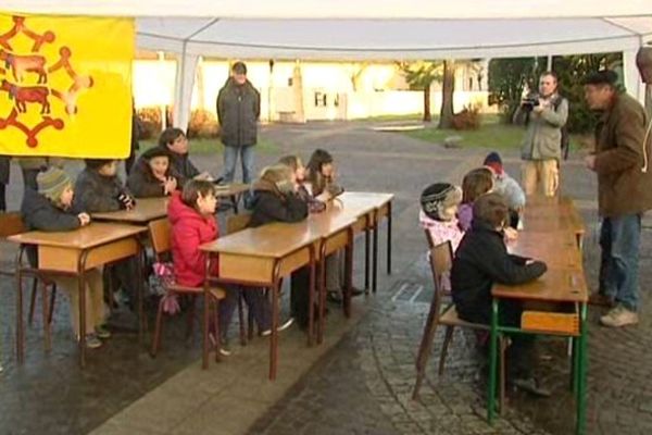 Classe organisée sur la place d'Artix pour  protester contre la menace d'expulsion