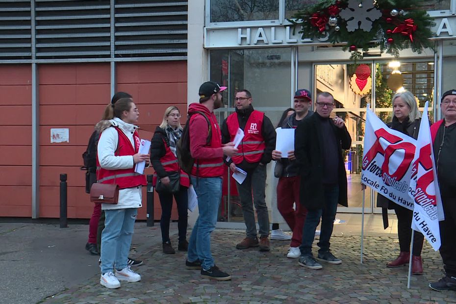 employees of a supermarket on strike to denounce their working conditions and acts of moral and sexual harassment