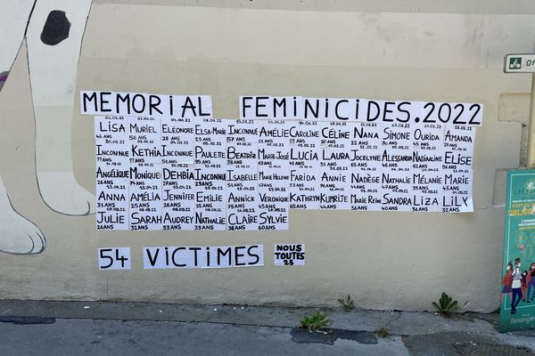 Les prénoms des 54 victimes de féminicide en France au 30 mai collés sur les murs de Besançon.