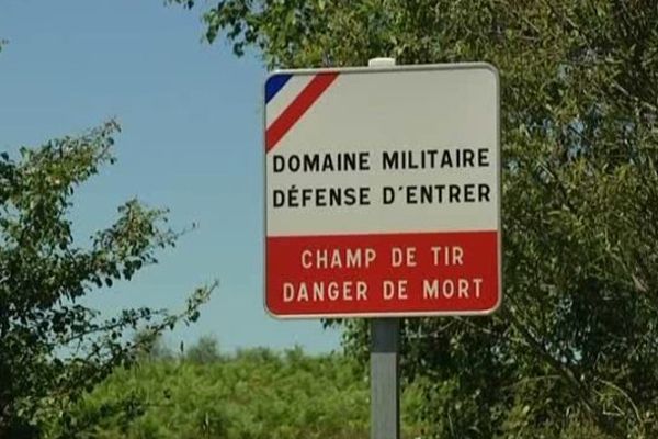 Les militaires mènent des opérations de désherbage pour empêcher la propagation des incendies lors des essais de tir. 