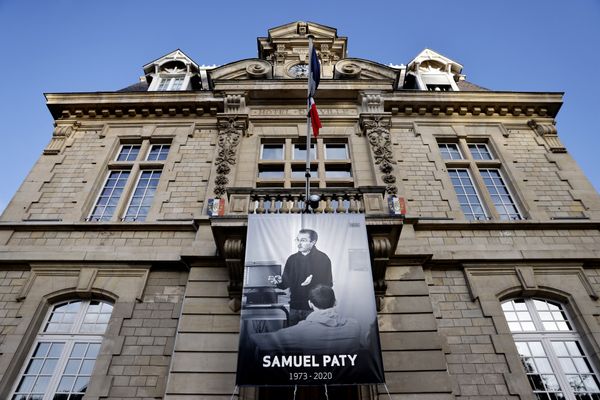 Le 16 octobre 2020, Samuel Paty a été décapité devant son collège à Conflans-Saint-Honorine dans les Yvelines