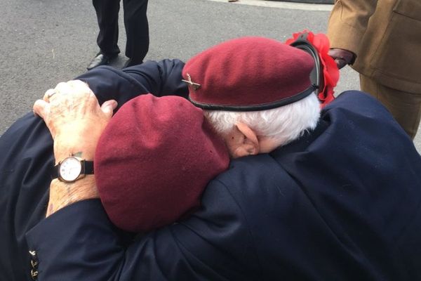 Ces deux parachutistes se sont retrouvés à la cérémonie de Ranville le 6 juin 2019